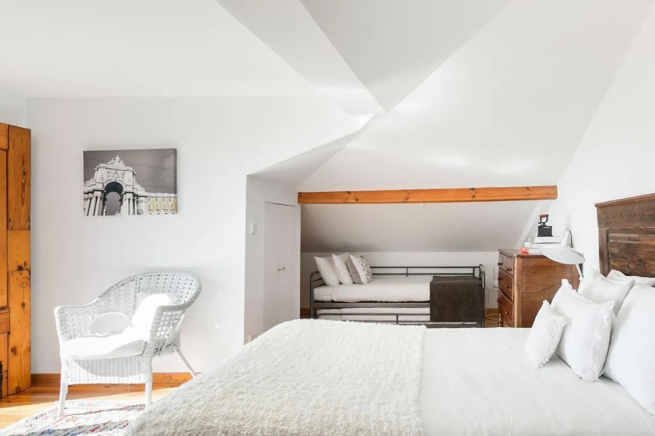 Апартаменты Breathtaking River-City View Two Private Terraces 3 Bedrooms And 3 Bathrooms 17Th Century Building Central Bica Chiado District Лиссабон