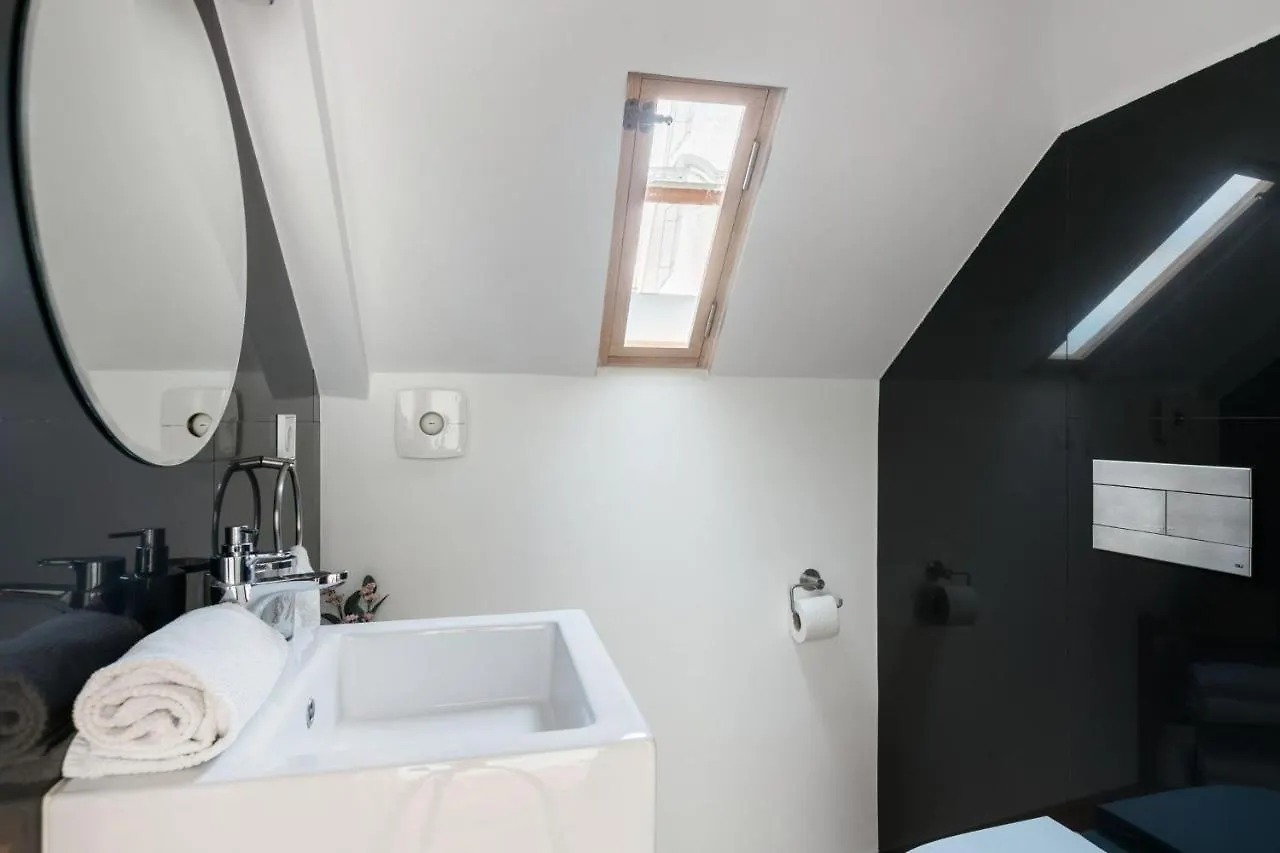 Breathtaking River-City View Two Private Terraces 3 Bedrooms And 3 Bathrooms 17Th Century Building Central Bica Chiado District Лиссабон