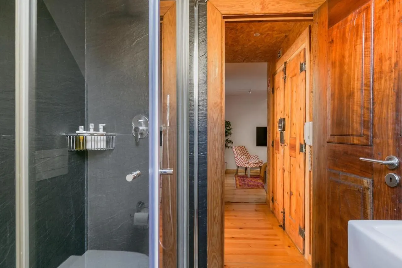 Breathtaking River-City View Two Private Terraces 3 Bedrooms And 3 Bathrooms 17Th Century Building Central Bica Chiado District Лиссабон Апартаменты