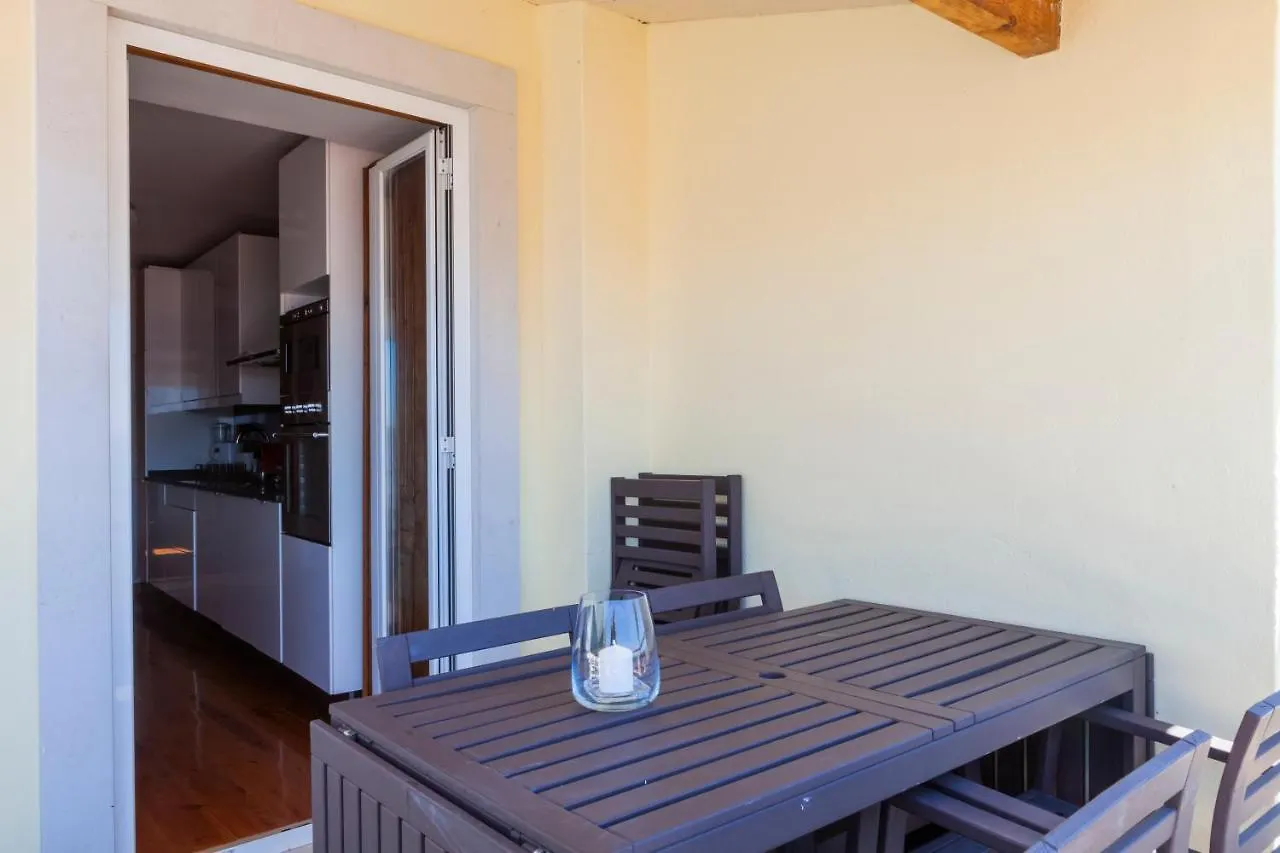 Breathtaking River-City View Two Private Terraces 3 Bedrooms And 3 Bathrooms 17Th Century Building Central Bica Chiado District Лиссабон