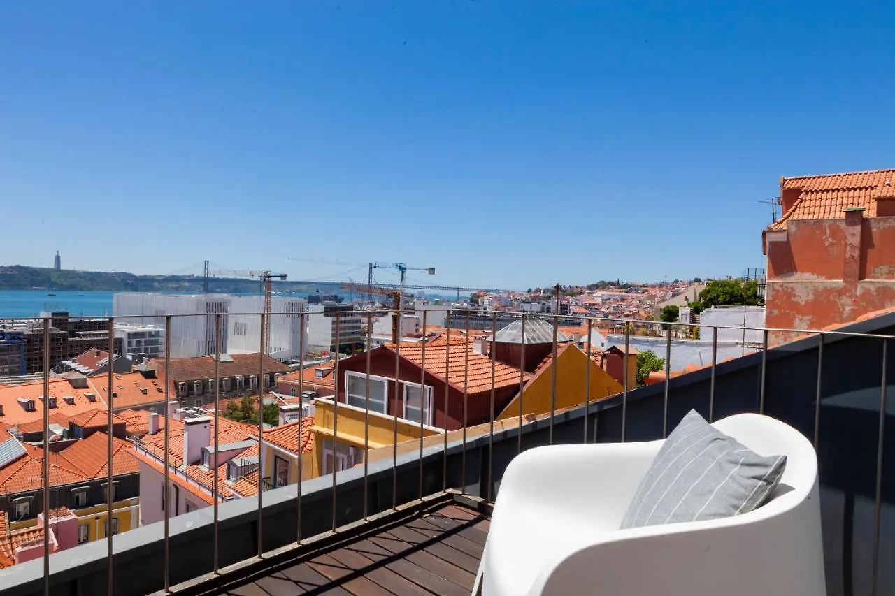 Breathtaking River-City View Two Private Terraces 3 Bedrooms And 3 Bathrooms 17Th Century Building Central Bica Chiado District Лиссабон